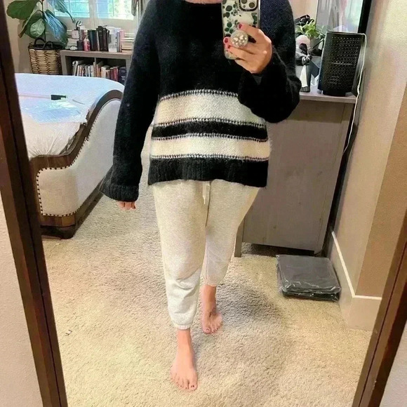 Victoria's Secret Wool Blend size Small pullover - Picture 8 of 9